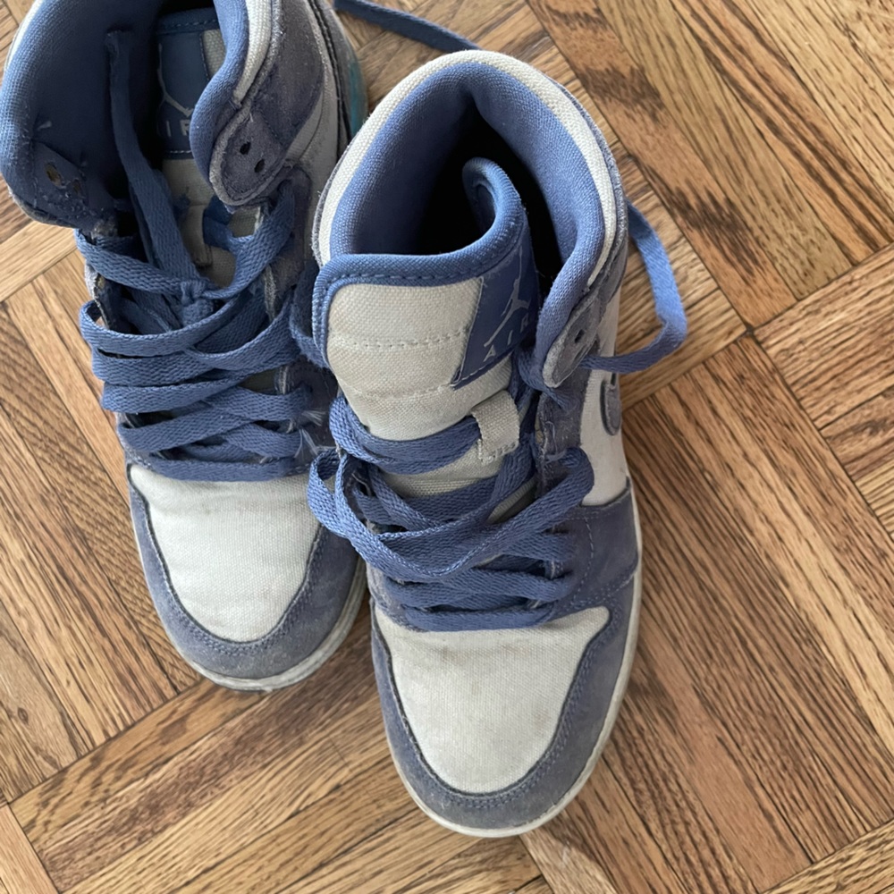 Air Jordan 1 high in purple and blue